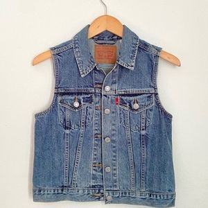Levi's Women's Medium Wash Denim Buttondown Sleeveless Jacket Vest NWOT